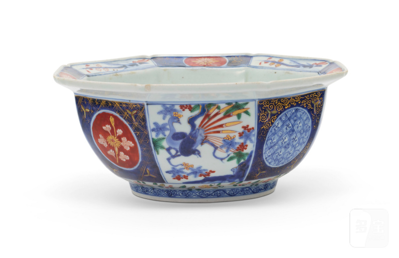 AN IMARI OCTOGONAL BOWL  JAPAN, EDO PERIOD, CIRCA 1700, APOCRYPHAL WANLI MARK - 图1